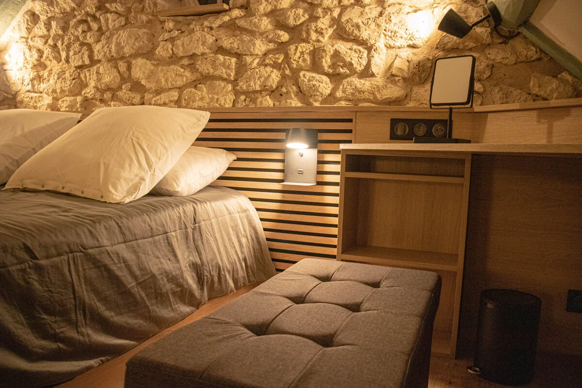 Jacuzzi intérieur avec lumières d'ambiance