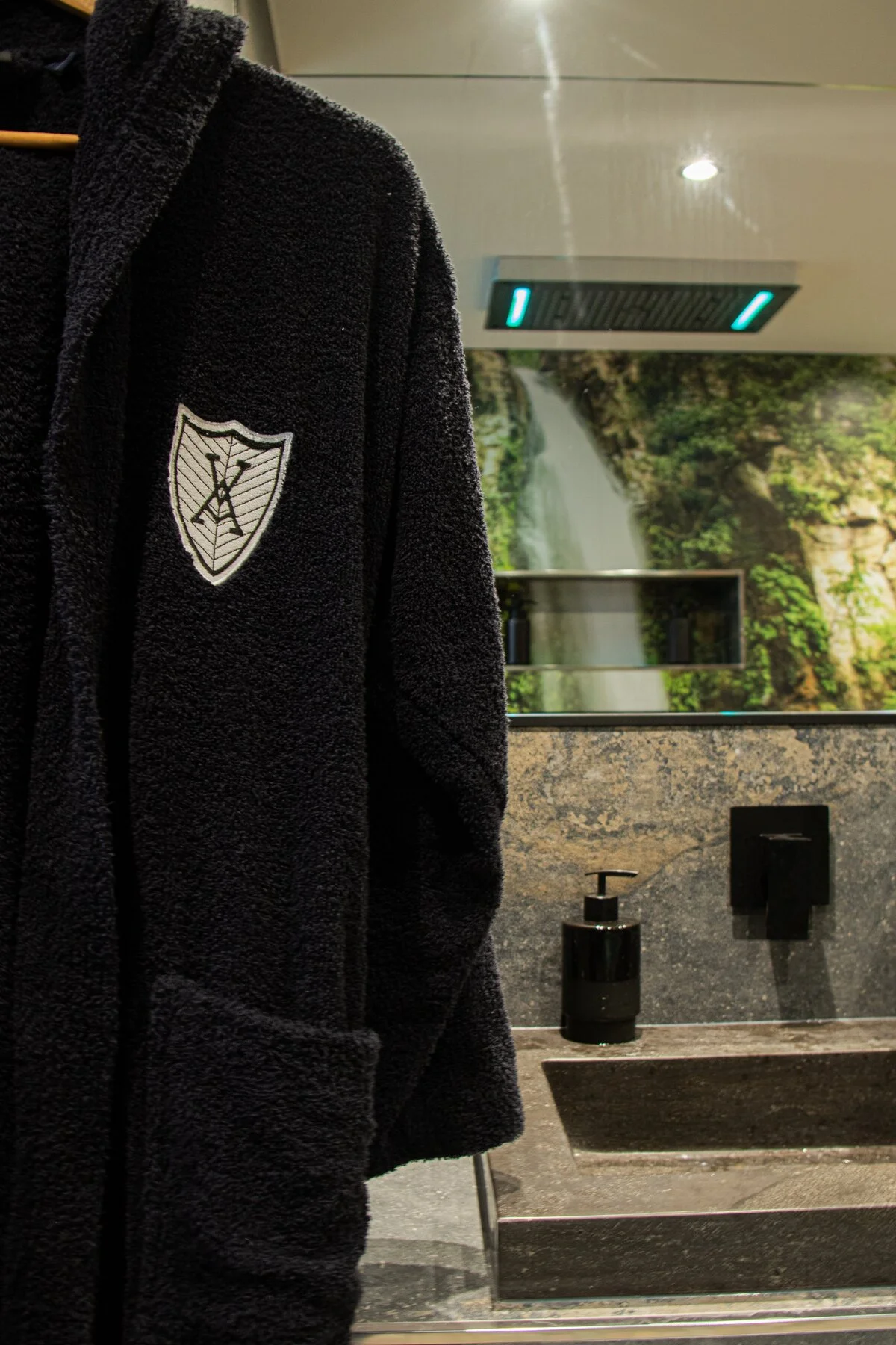 Salle de bain chic avec peignoirs